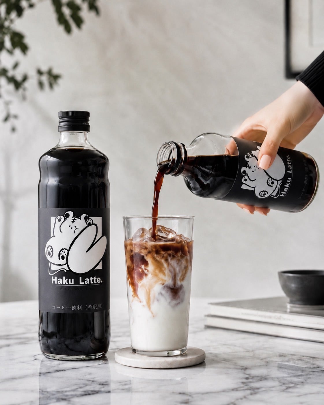 Haku Latte.を牛乳に注いでカフェオレをつくる様子